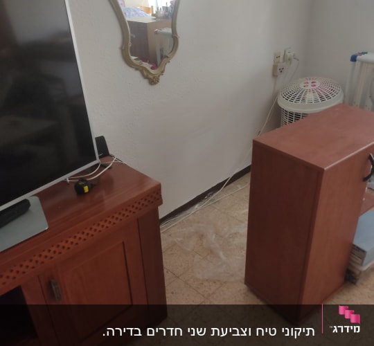 מראה עם מסגרת מוזהבת תלויה על קיר לבן